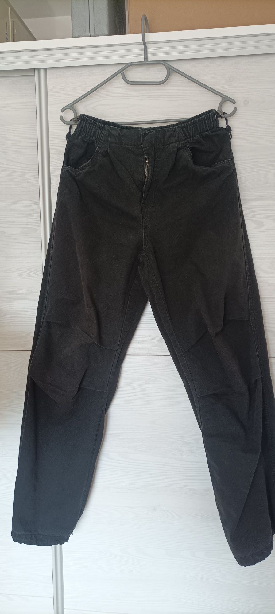 Czarne spodnie Bershka XS parachute pants