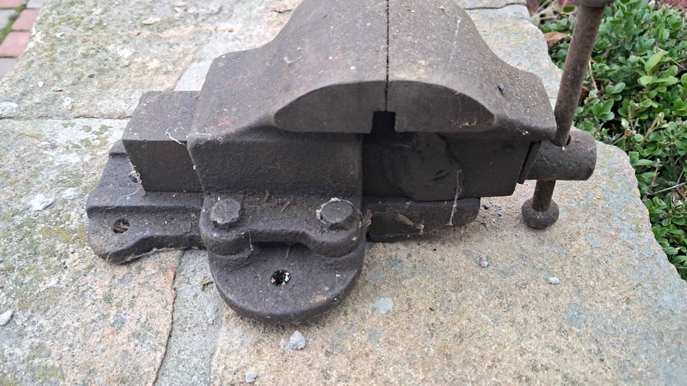 Маленькі лещата, зі звареною тріщиною на фото