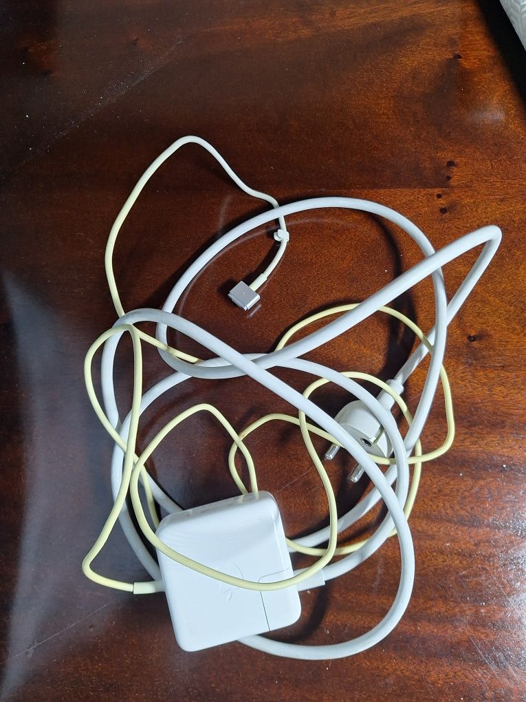 Portátil MacBook de 11"  avaliado + carregador + extensão