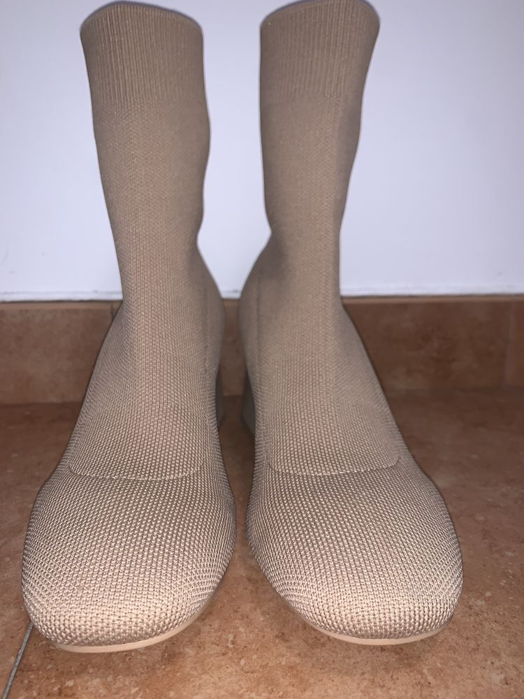 Botas acima do torzelo de salto grosso
