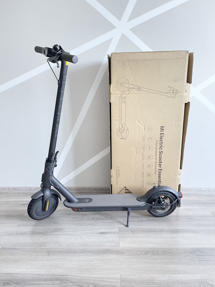 Продам Електросамокат Xiaomi mi electric scooter essential