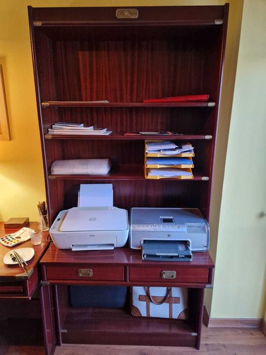 Dois estantes com  uma comoda    URGENTE