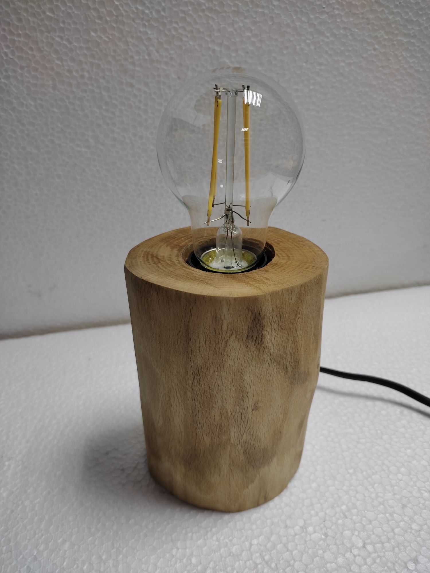 Декоративна настільна лампа з дерева