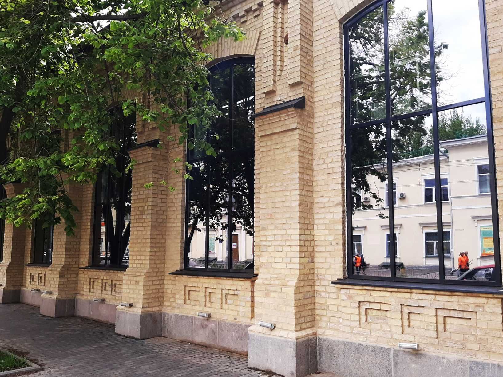 Тонировка, поклейка пленки. Зеркальные, матовые, бронепленки на окна