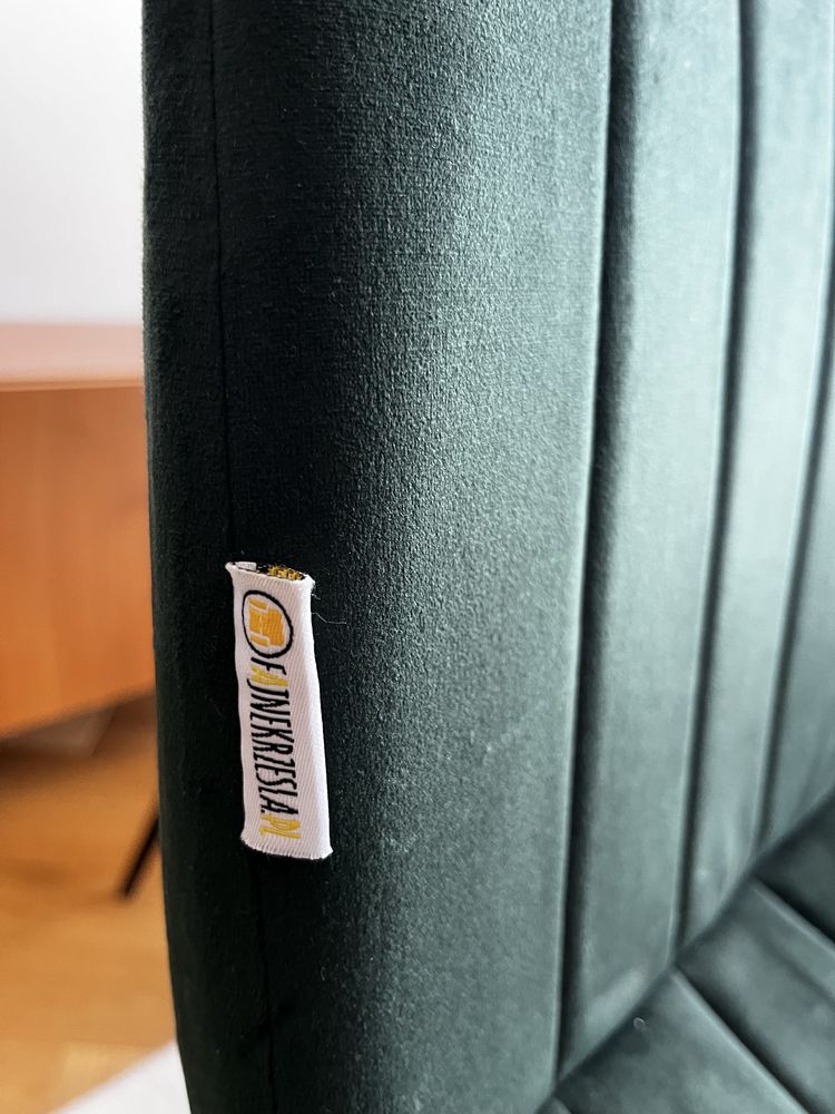 Butelkowo zielone krzesla z weluru na czarnych nóżkach FajneKrzesła.pl