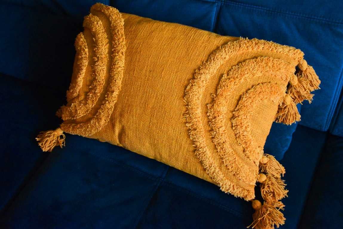 poszewka Sinsay na poduszkę musztardowa boho scandi.