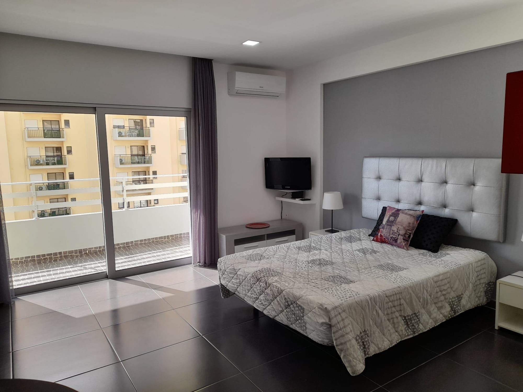 Apartamento T0 a 150m da Praia da Rocha com Piscina