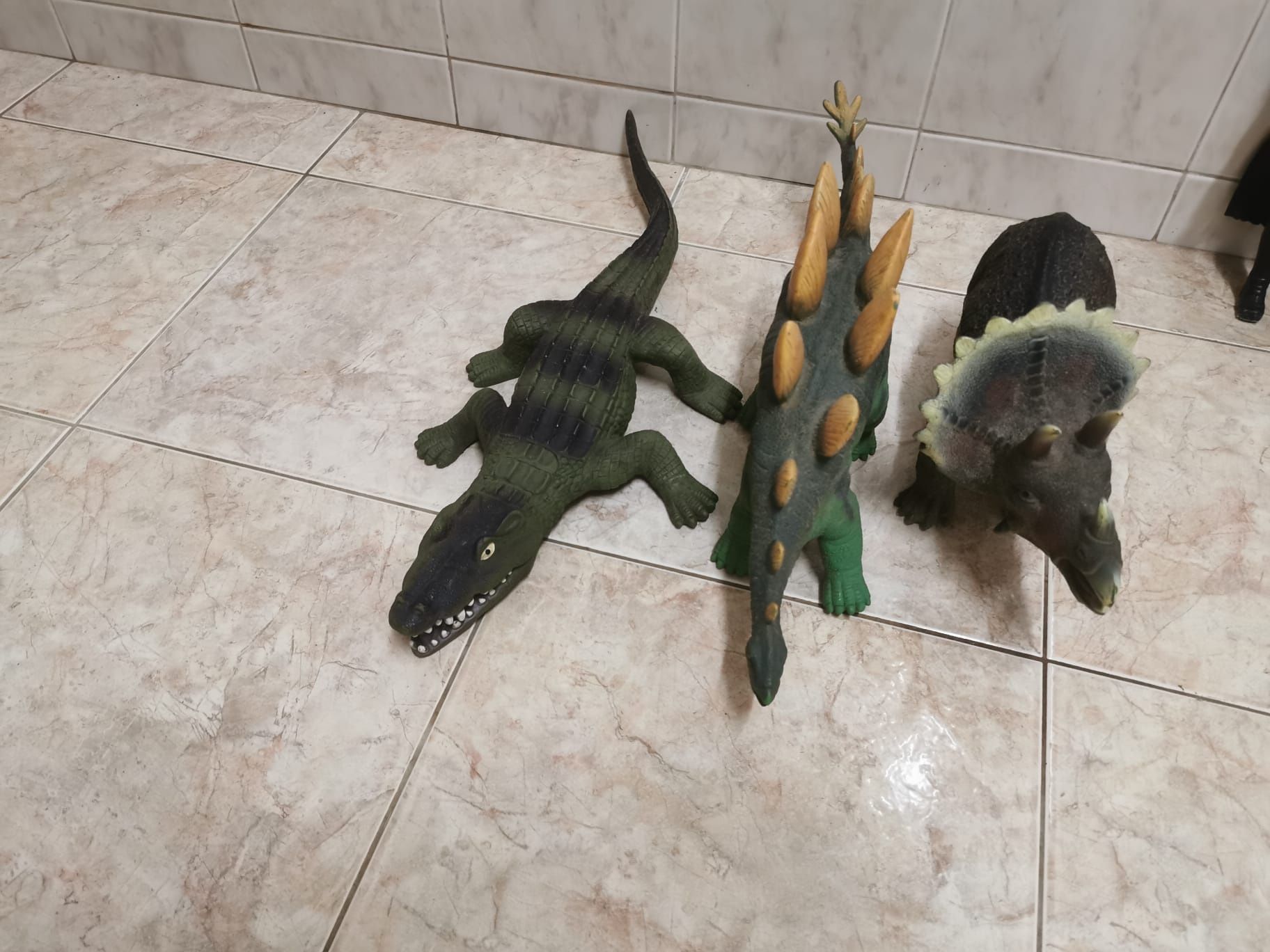 Dinossauros / crocodilo / javali médios