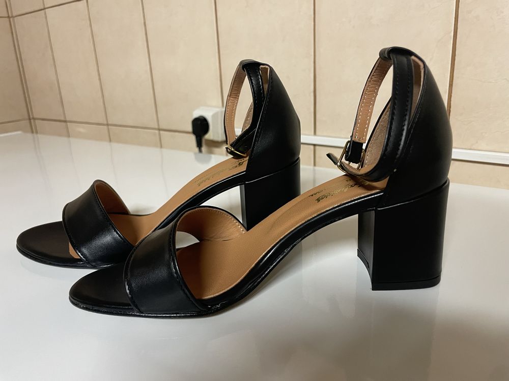 Botas NOVAS, em pele