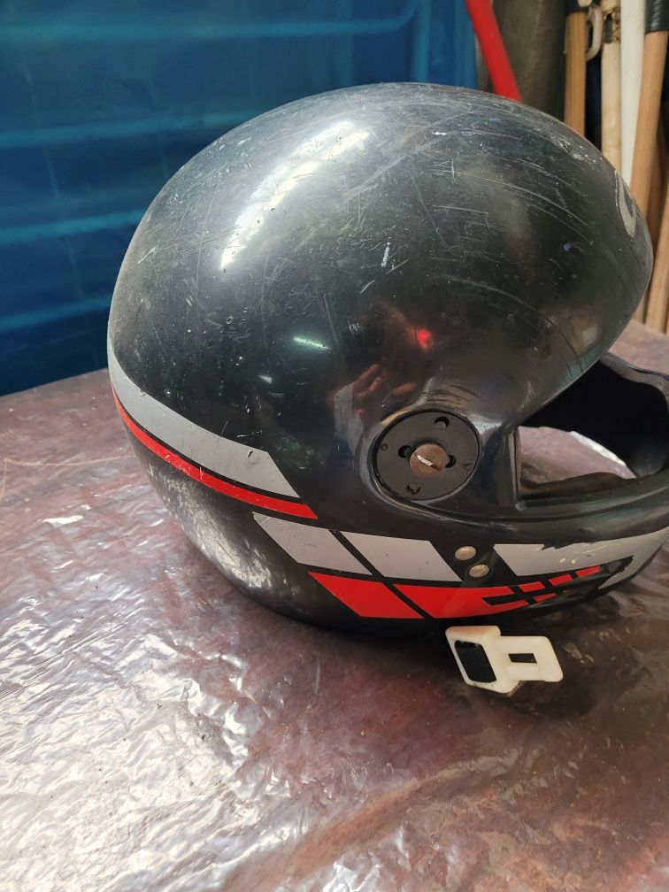 Capacete preto e vermelho