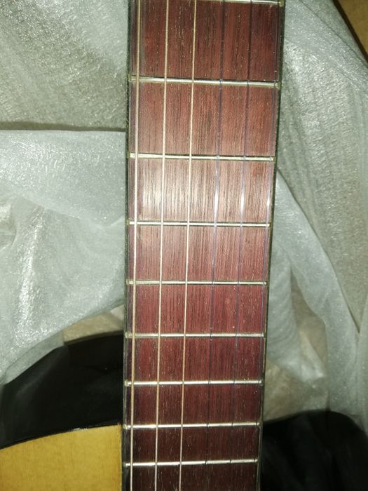 Guitarra eletroacústica cutaway castanha com equalizador