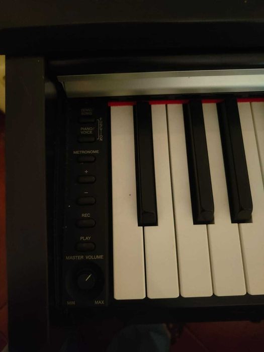 Piano Yamaha Arius YDP-135R c/ banco