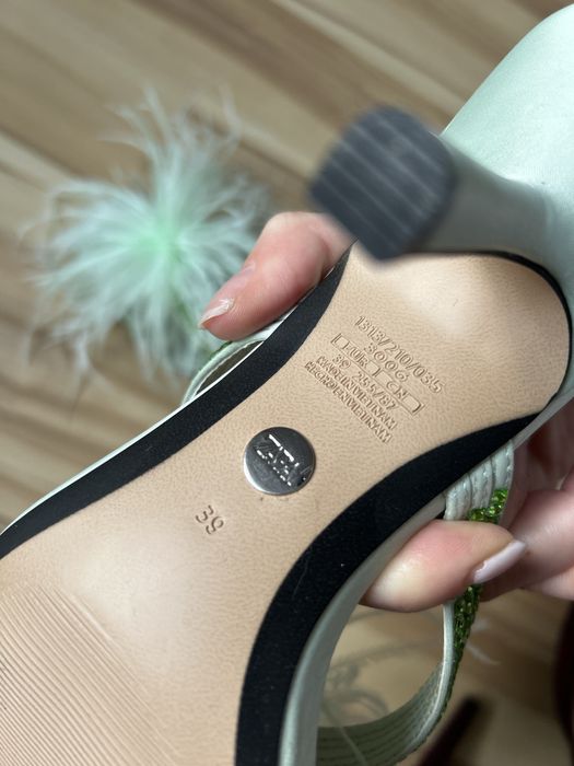 Zielone seledynowe klapki szpilki z piórami cekiny zielone 39 Zara