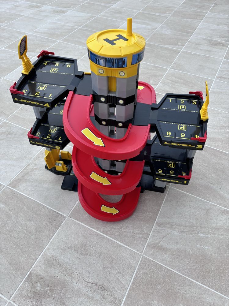 Garagem infantil com 6 andares