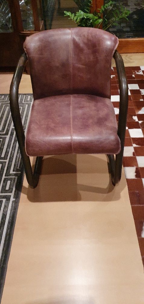Cadeira Dessau em Pele genuína.