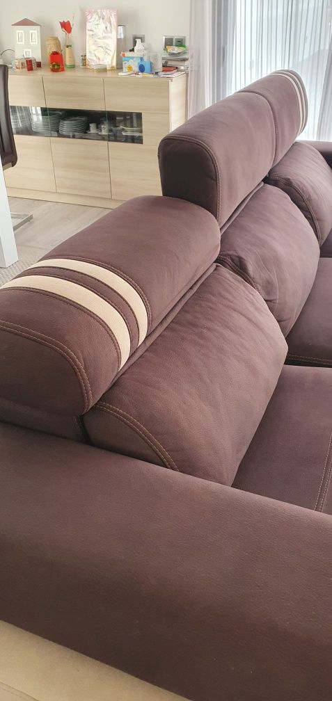 Sofá com chaise longue puffes e arrumação na chaise