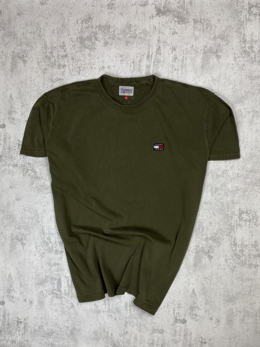 Футболка tommy jeans у кольорі хакі з фірмовим логотипом