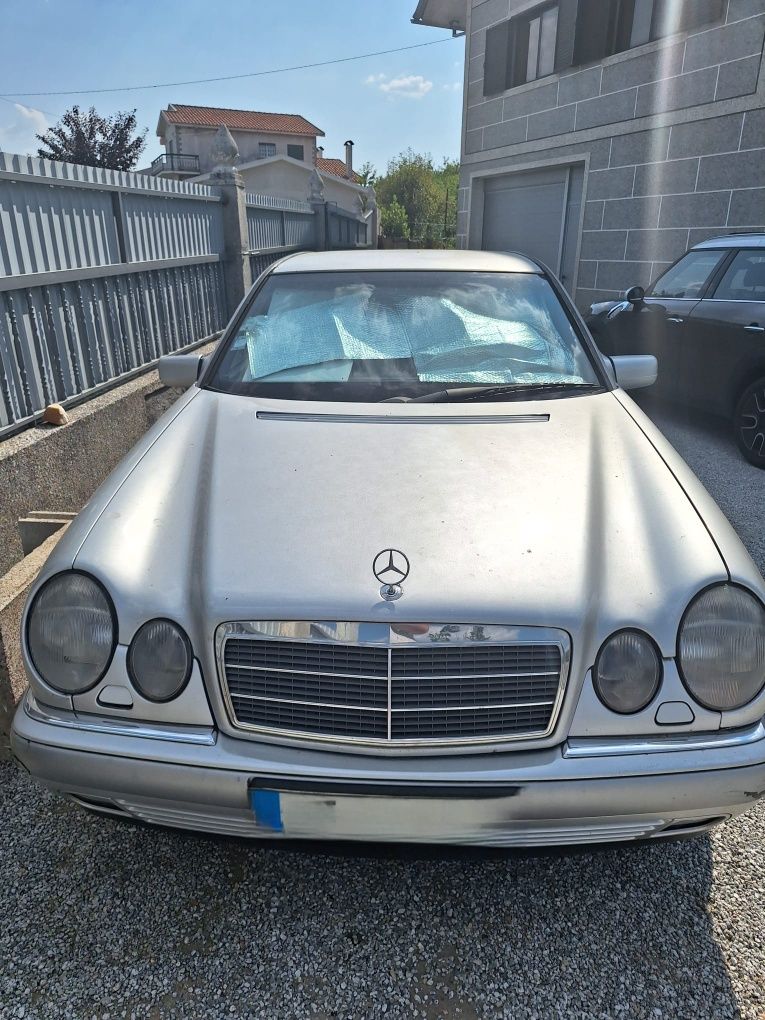 Mercedes-Benz E200 acidentado