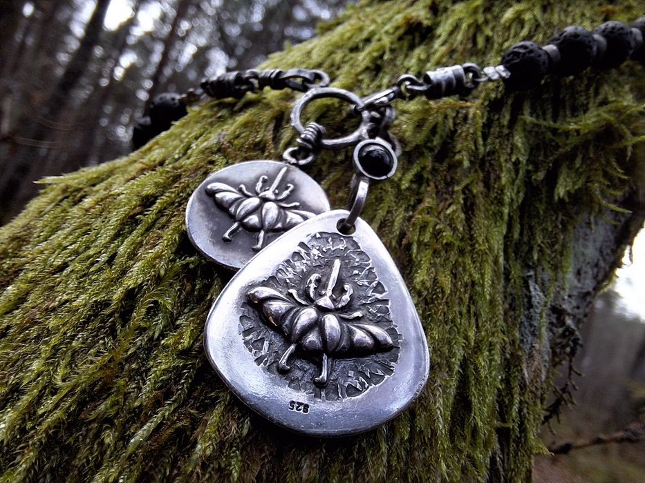 Unikatowy Wisiorek Rock/Metal – Srebrna Kostka z Motywem Żuka