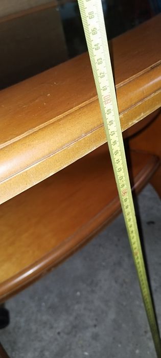 Owalna ława do salonu z szybą