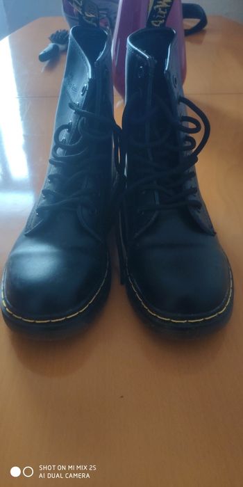 Botas pretas usadas uma vez