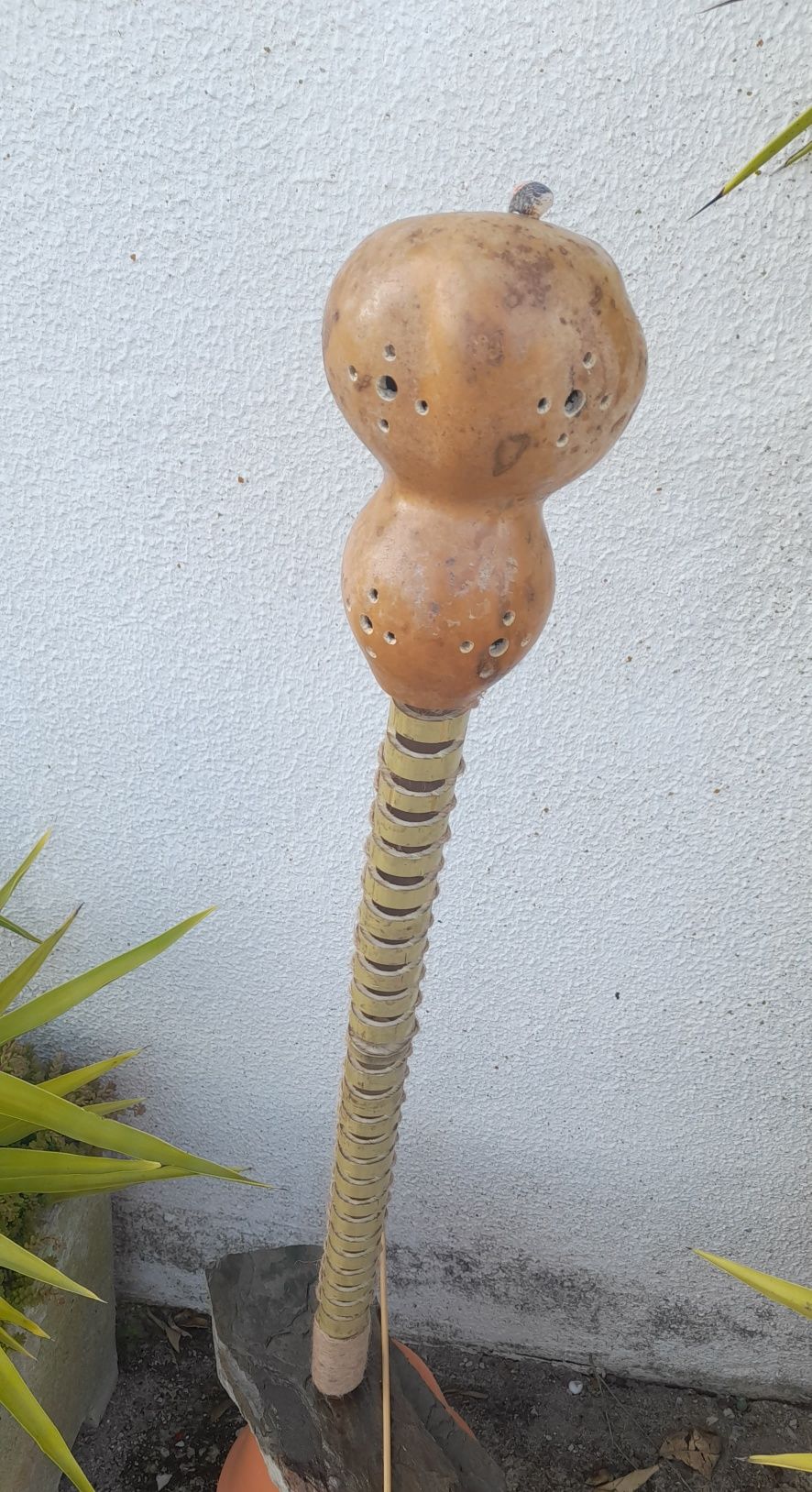 Reco reco em bambu com cabaça decorada