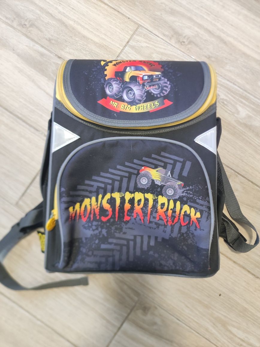 Продам рюкзак monstertrack с ортопедической спинкой для первокласника
