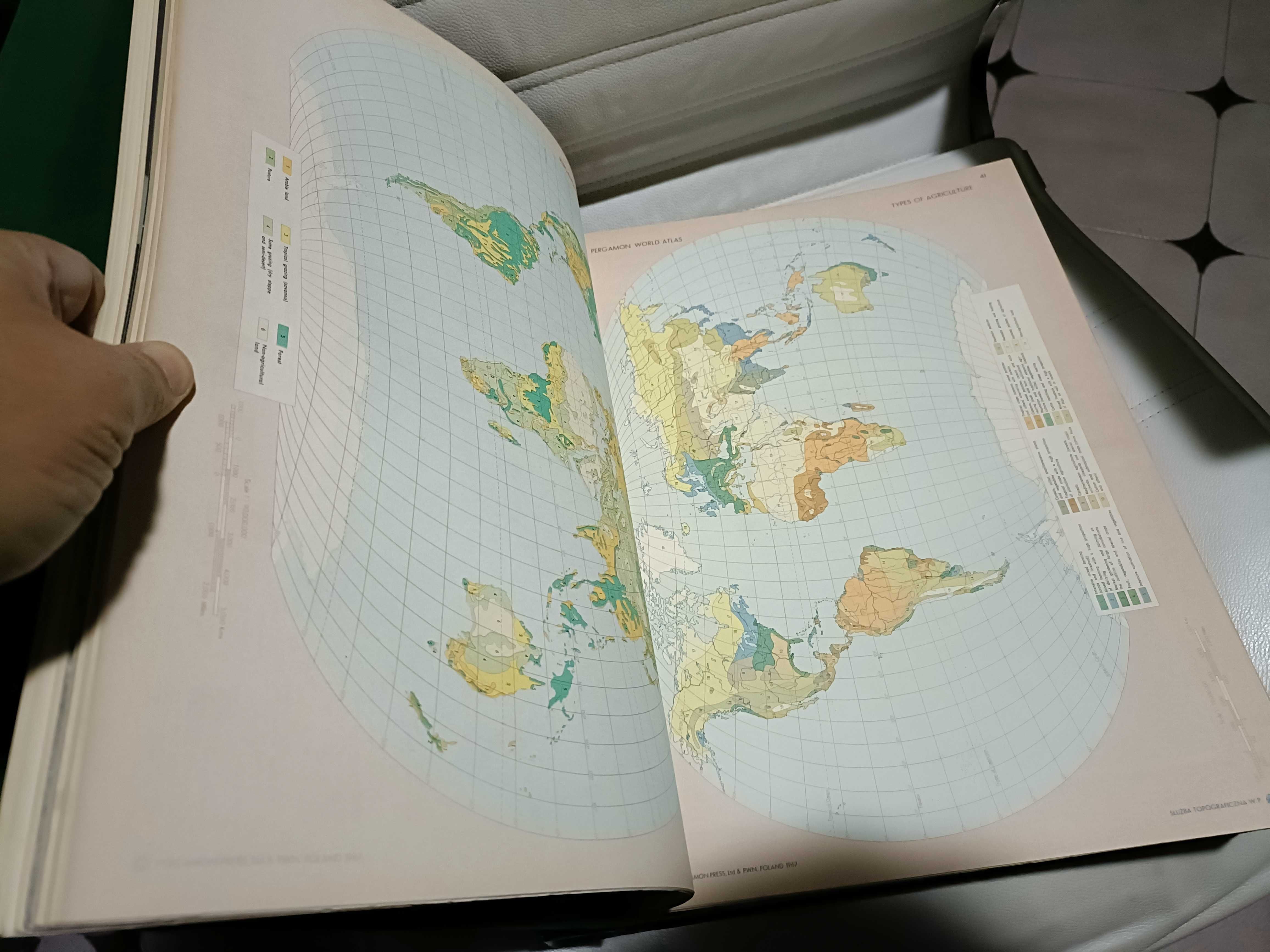Pergamon World Atlas, livro