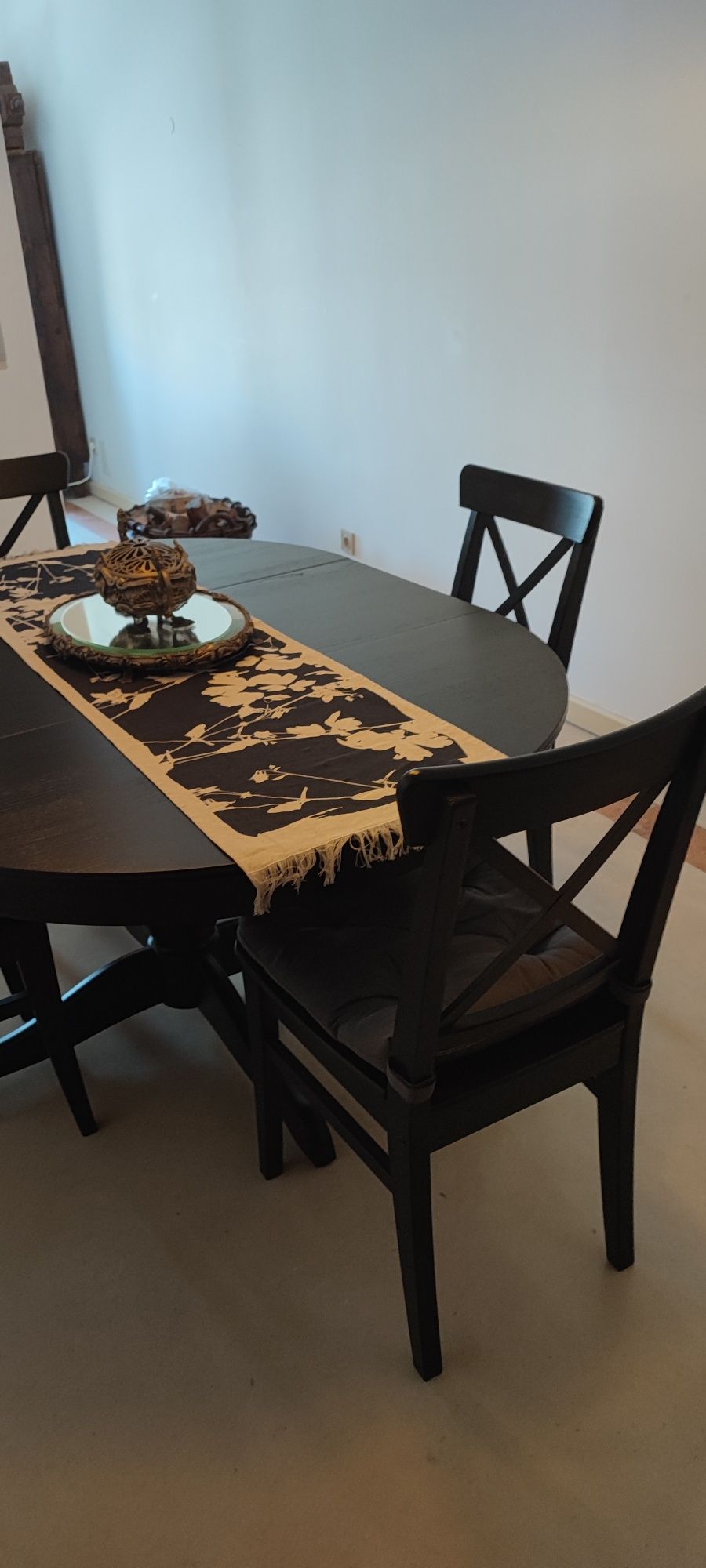 Mesa jantar IKEA INGATORP Mesa extensível, com 4 cadeiras INGOLF .
ING