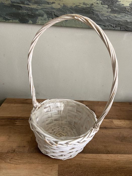 Cesta de vime branca