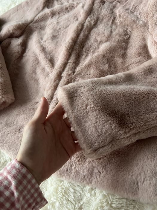 Шубка в пудровому кольорі розмір s!!