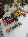 Carrinhos - brinquedos de criança.