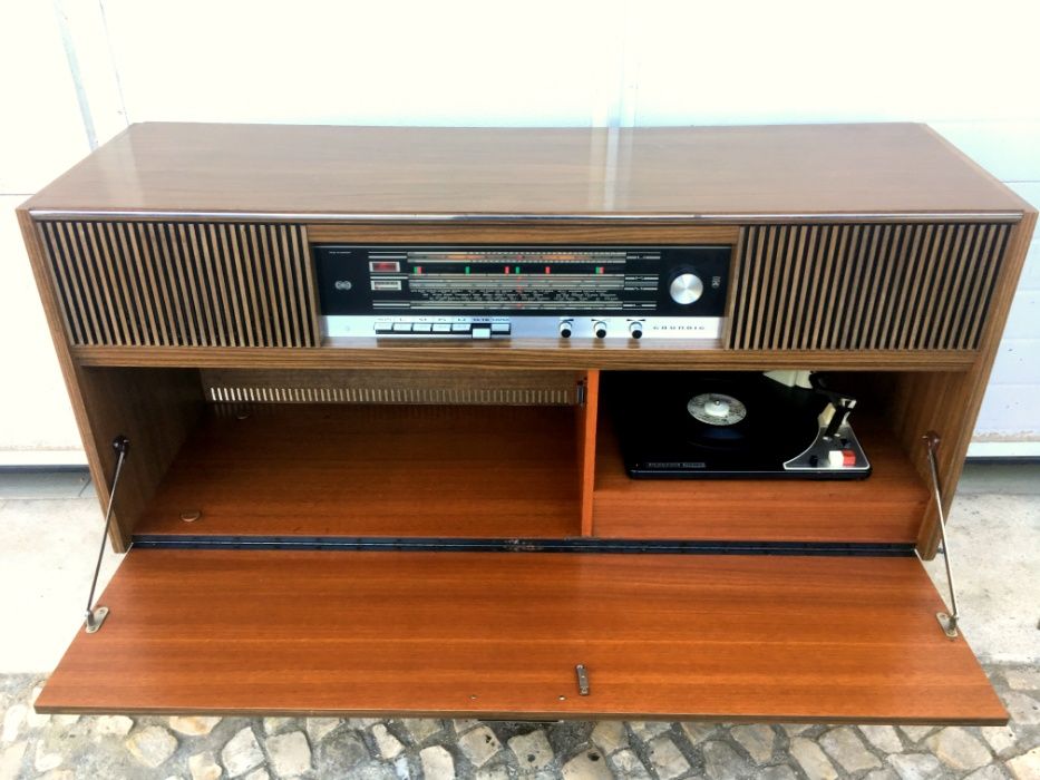 Aparador rádio gira discos Grundig a funcionar 118comp X 36prof X 78a