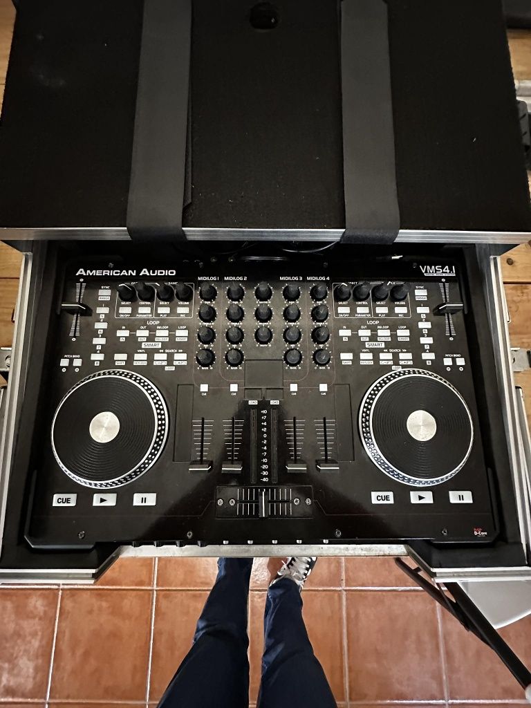 Controladora DJ 4Vias + Rake American Audio VMS4.1.