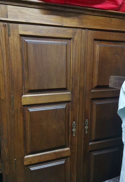 Armário roupeiro em madeira maciça