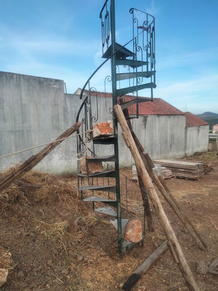Escada em caracol ferro.