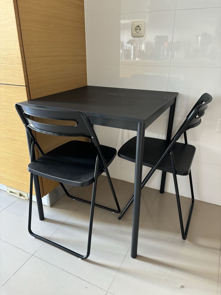 Mesa com cadeiras IKEA