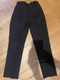 Czarne spodnie garniturowe 128