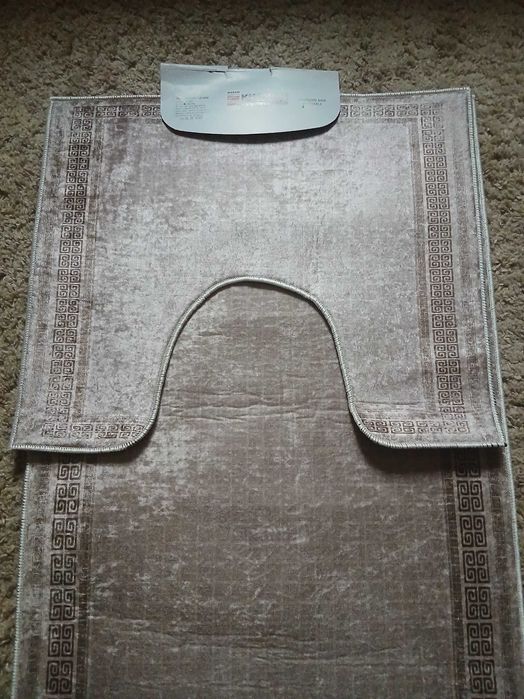 Килимок у ванну кімнату.