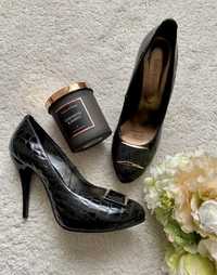 Черные лаковые туфли под питона классика брошь очень красивые