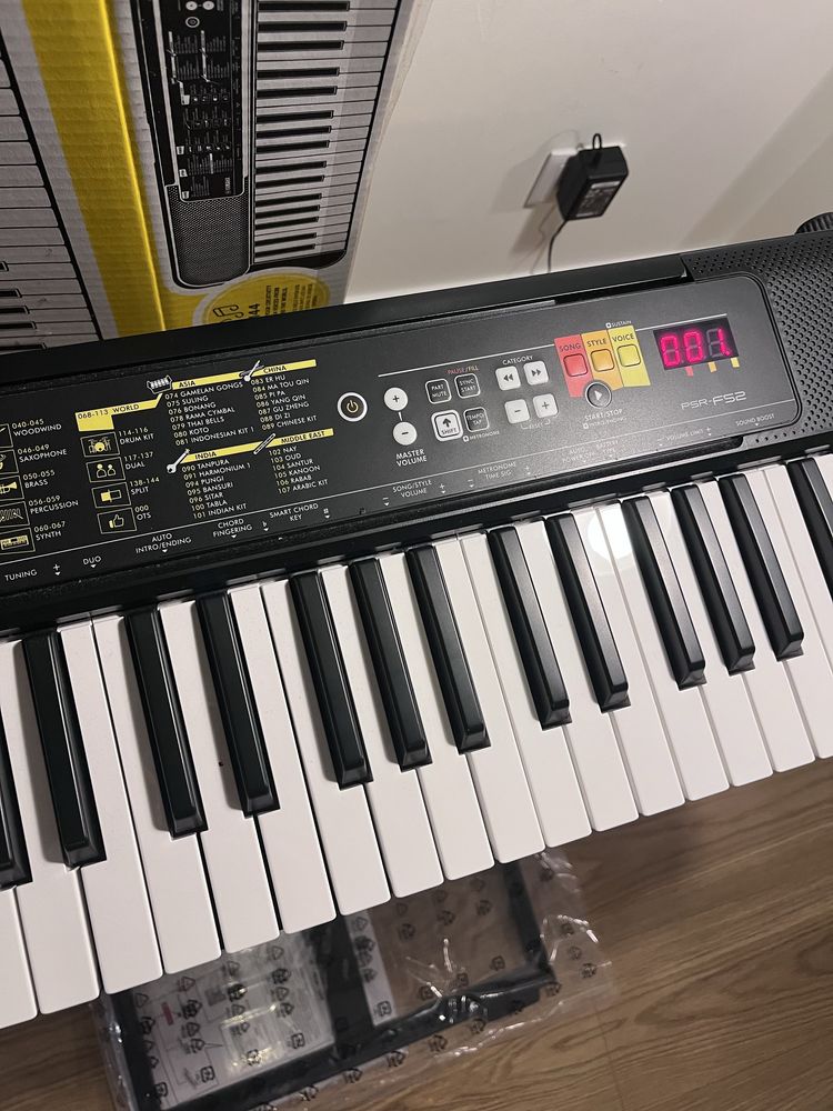 Teclado Yamaha PSR-F52 com suporte