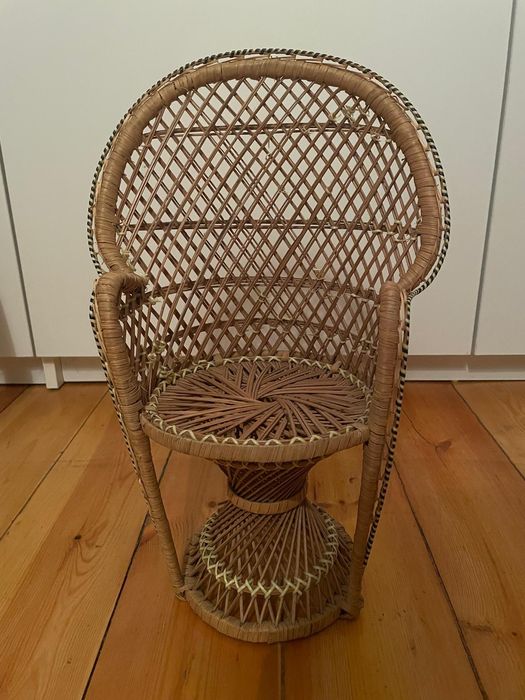 Fotel kwietnik paw peacock dla lalek wiklinowy krzesełko miniatura