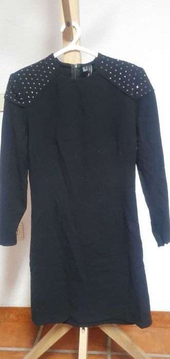 Vestido preto, com ombreiras e tachas