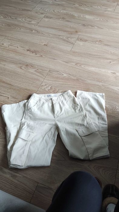 Spodnie Cargo/Bojówki Bershka Kremowe