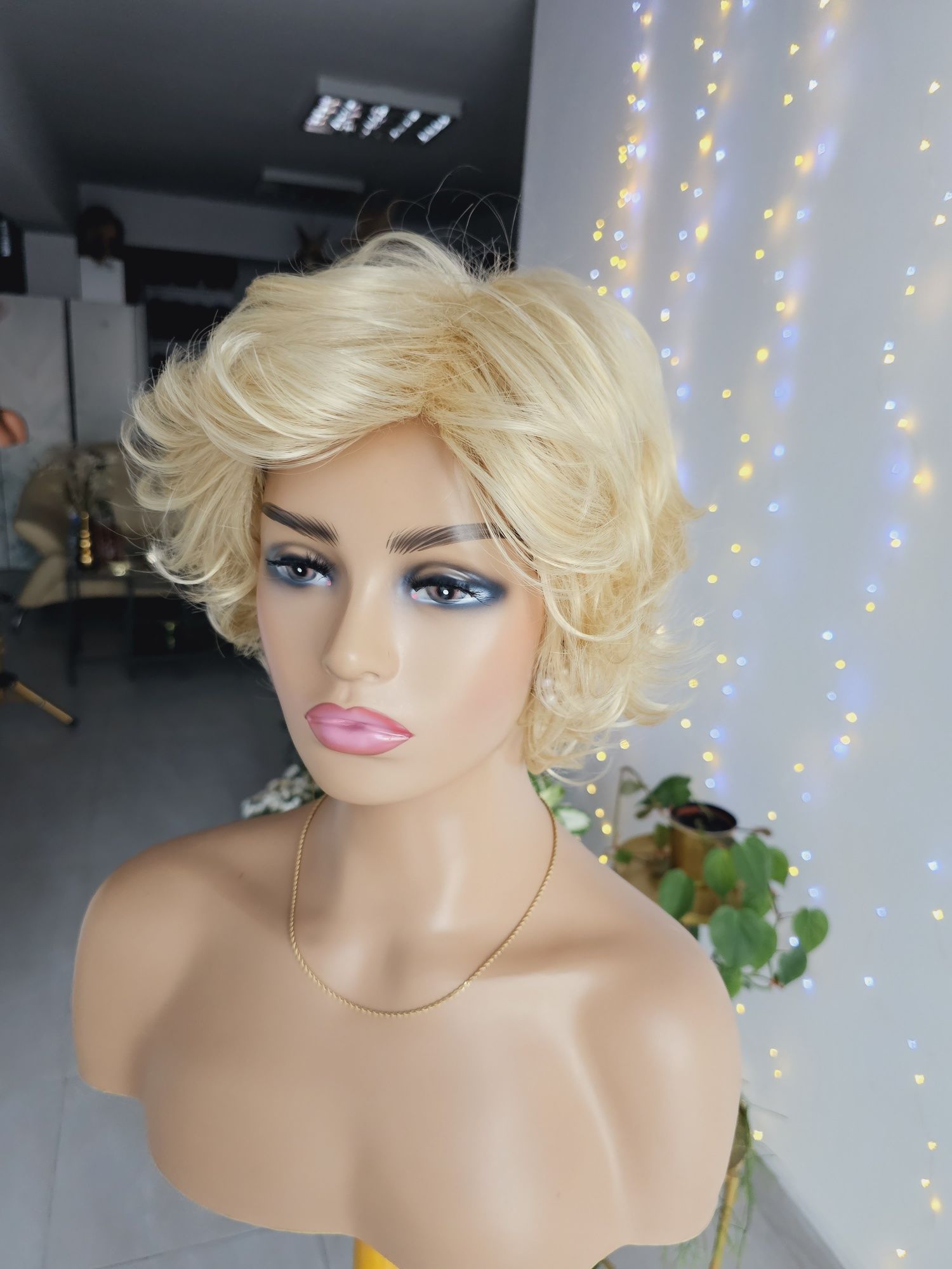 Krótka peruka blond naturalna fryzura KBS-12