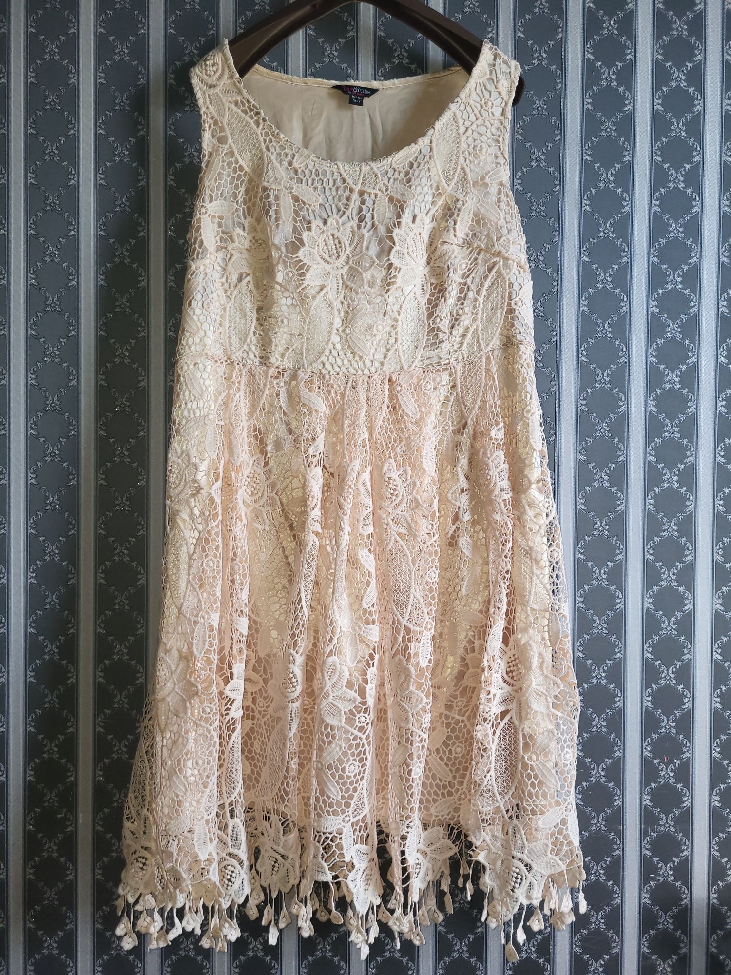 Вышитое кружевное платье 50- 52р нежное персиковое