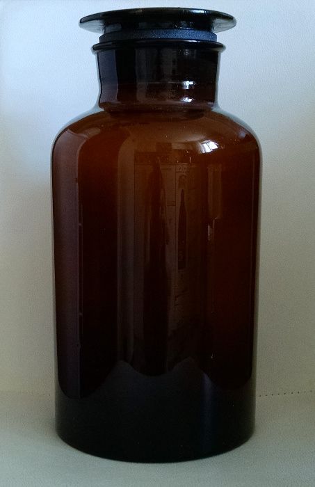 Продаю бутыли из темного стекла с притертой крышкой
