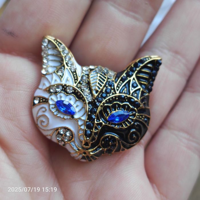 Nowa przepiękna metalowa broszka biało-czarny kot z niebieskimi kamien