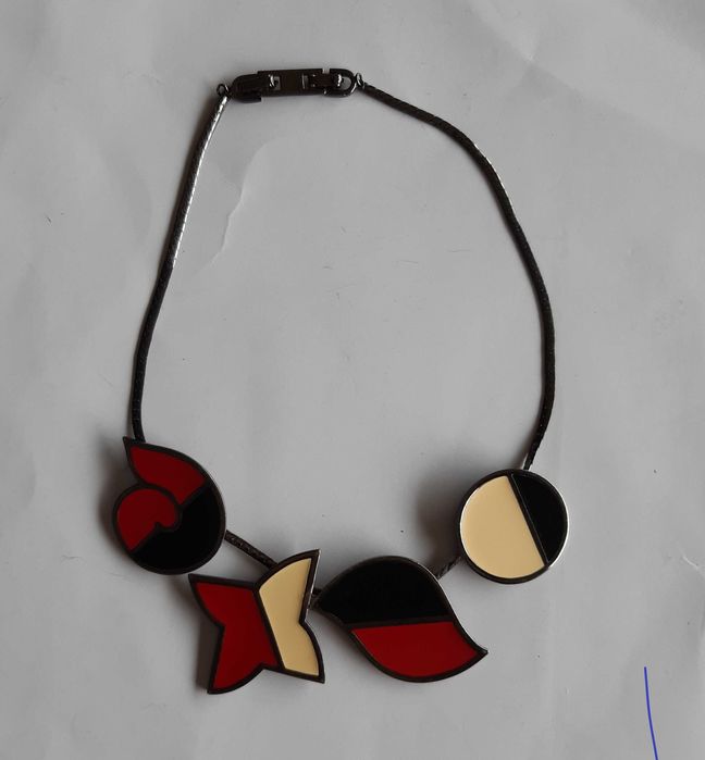 Colar dos anos 60 assinado por Monet