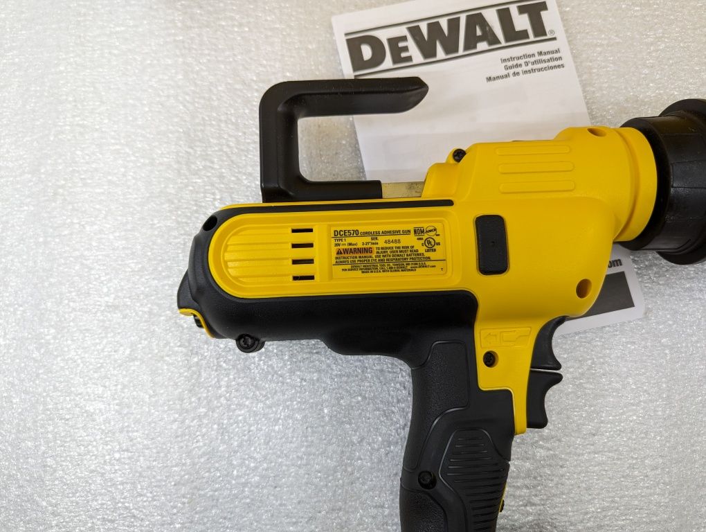 DeWALT DCE570 Клейовий акумуляторний пістолет для герметиків 600 мл